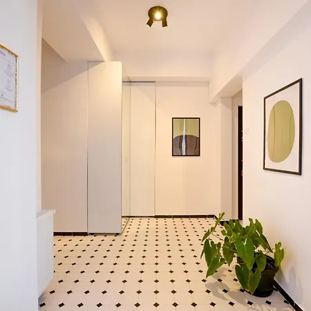 Centrally Located 1br Retreat Near Sala Palatului Apartment *
