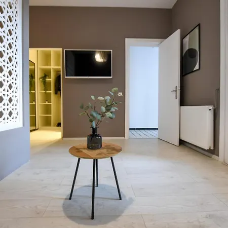 Centrally Located 1br Retreat Near Sala Palatului Apartment *