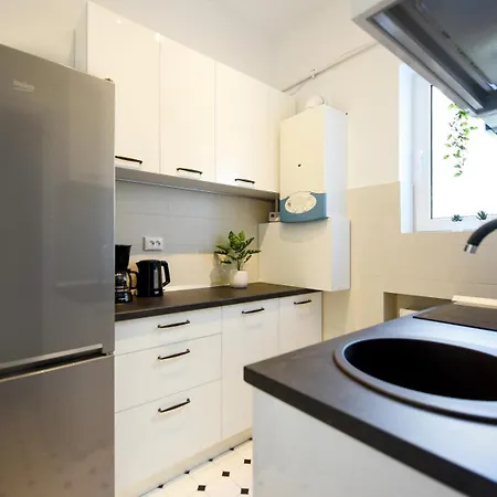 Centrally Located 1br Retreat Near Sala Palatului *