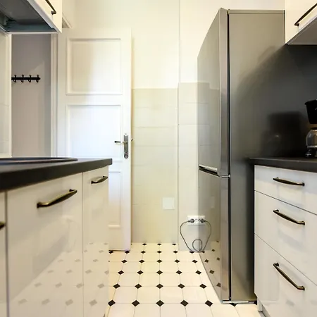 Apartamento Centrally Located 1br Retreat Near Sala Palatului Bucarest