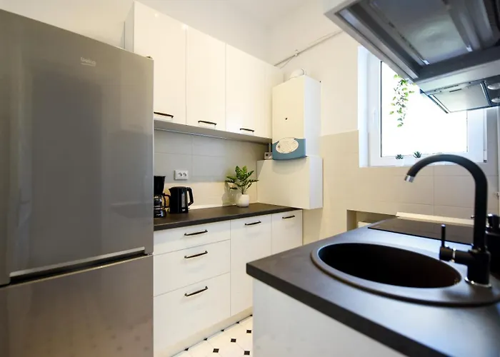 Centrally Located 1br Retreat Near Sala Palatului *