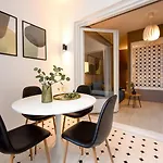 Centrally Located 1br Retreat Near Sala Palatului Lägenhet