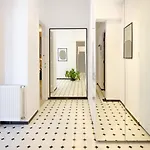 Centrally Located 1br Retreat Near Sala Palatului Bukarest
